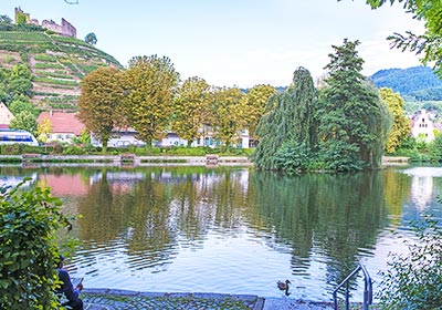 Stadtsee Staufen mit Blick zur Burg