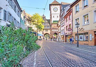 Historische Altstadt von Freiburg mit Schwabentor