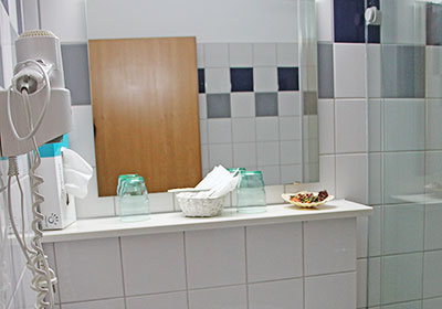 Bad mit Dusche und WC