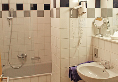 Bad mit Badewanne und WC